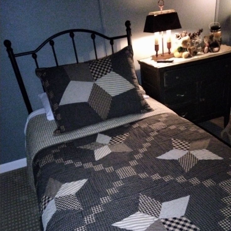 twin bed farmhouse star quilt